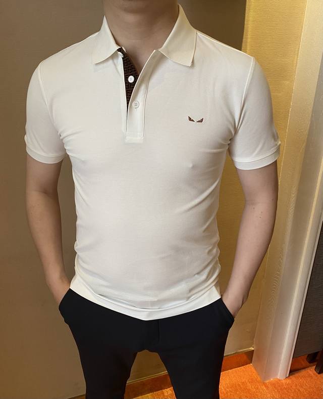 芬迪2025Ss夏季新款字母Logo男士翻领Polo衫！经典商务男款，高端男装的天花板级别的商务男款！简约时尚大气不失优雅，单穿内搭体面过人，品质控 细节控的闭