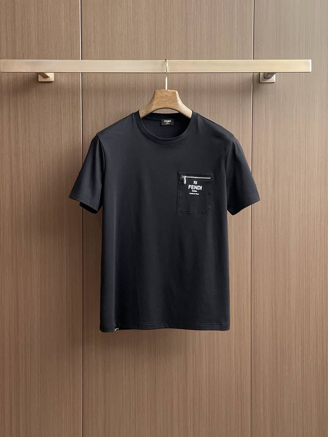 芬迪 新品！高端系列 范思哲 夏季新款时尚男士短袖休闲商务T恤，一款高端双面丝光短袖T恤，绝对是您夏季P清单中的必备之选！ 这款短袖T恤采用双面丝光工艺，正反两