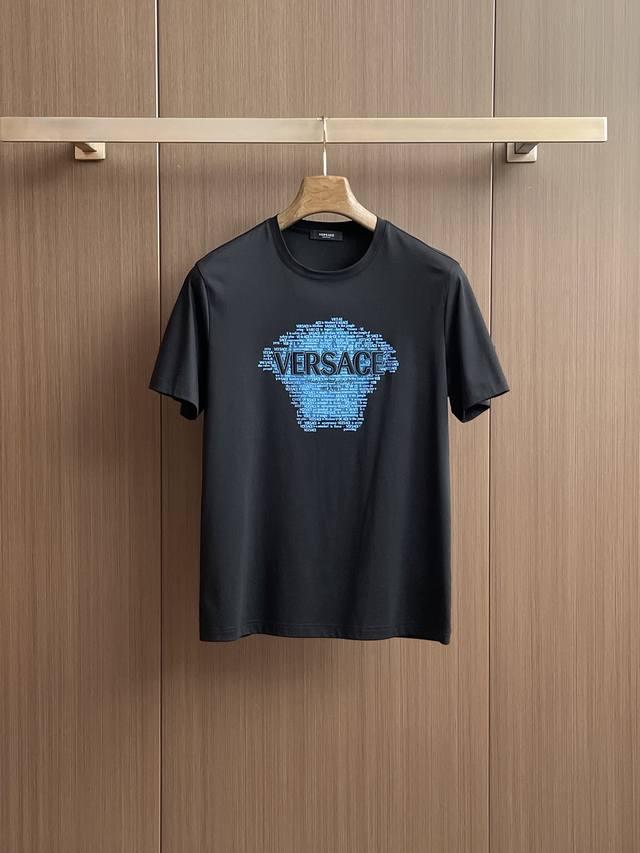 范思哲 新品！高端系列 范思哲 夏季新款时尚男士短袖休闲商务T恤，一款高端双面丝光短袖T恤，绝对是您夏季P清单中的必备之选！ 这款短袖T恤采用双面丝光工艺，正反