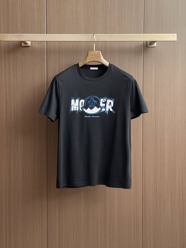 蒙口 新品！高端系列 范思哲 夏季新款时尚男士短袖休闲商务T恤，一款高端双面丝光短袖T恤，绝对是您夏季P清单中的必备之选！ 这款短袖T恤采用双面丝光工艺，正反两