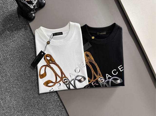 Versace 范思哲 2025春夏新品 三标齐全 圆领纯棉短袖T恤 好货不用过多介绍 看细节 专柜码数：M-Xxxl 175 140建议L