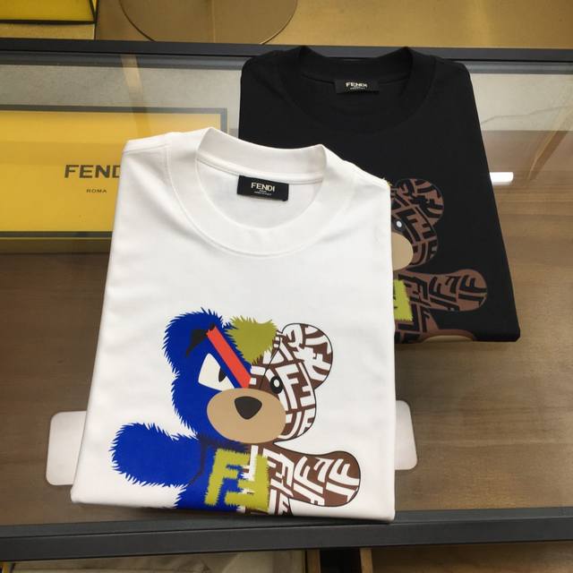 新品潮牌 Fend... 2025新款潮牌短袖T恤 M-4Xl 微阔 意大利时尚界的宠儿！ 男士短袖！材质用料讲究的同时 整体的设计颇具时尚感 今天推荐他家百搭