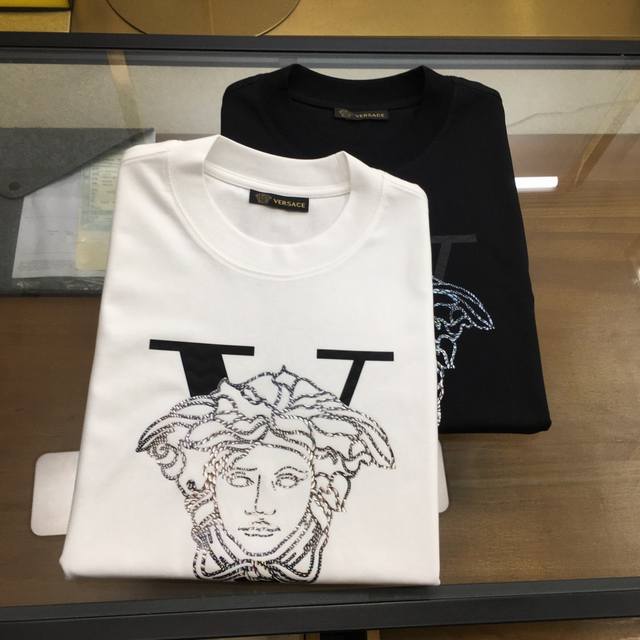 新品潮牌 Versac... 2025新款潮牌短袖T恤 M-4Xl 微阔 意大利时尚界的宠儿！ 男士短袖！材质用料讲究的同时 整体的设计颇具时尚感 今天推荐他家