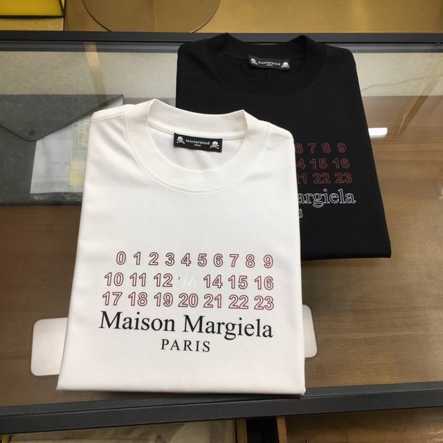 新品潮牌 马吉啦... 2025新款潮牌短袖T恤 M-4Xl 微阔 意大利时尚界的宠儿！ 男士短袖！材质用料讲究的同时 整体的设计颇具时尚感 今天推荐他家百搭经