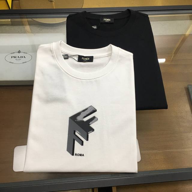 专柜款 Fend... 2025新款潮牌短袖T恤 S-2Xl 微阔 意大利时尚界的宠儿！ 男士短袖！材质用料讲究的同时 整体的设计颇具时尚感 今天推荐他家百搭经