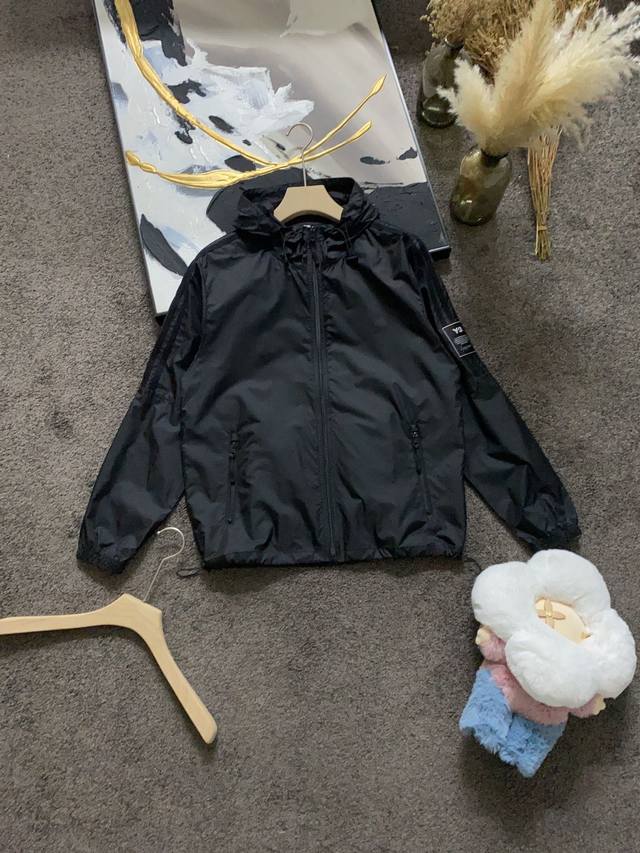 防晒服 街 春夏 Ss 经典三条纹饰纹Logo款防晒外套 定制贵柜品质科技感尼龙面料，超薄又有挺度，透气舒适，手臂两边经典三条纹织带设计，后背加装大热的立体口袋