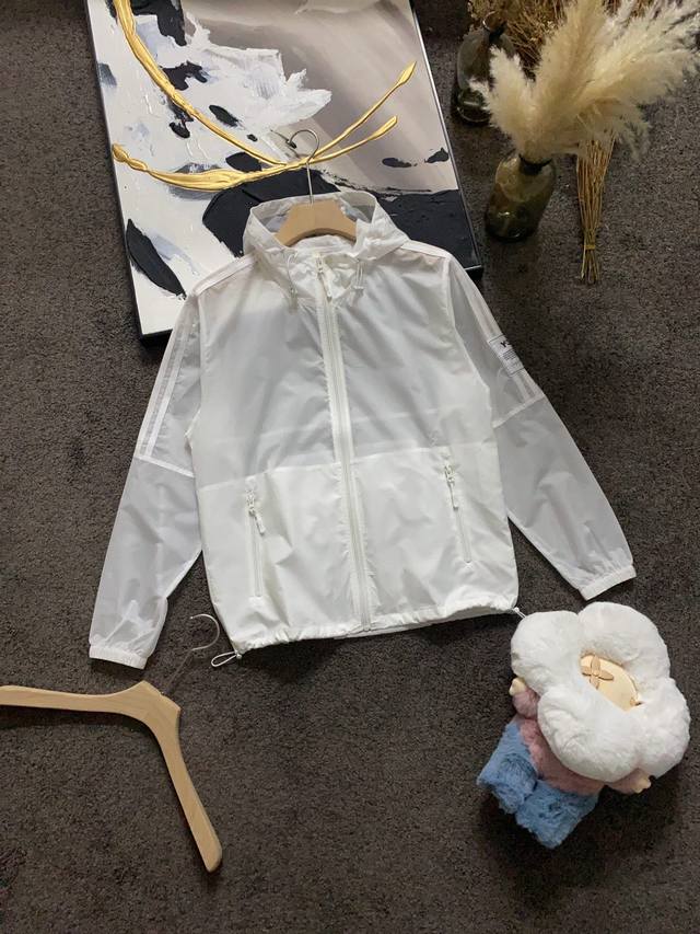防晒服 街 春夏 Ss 经典三条纹饰纹Logo款防晒外套 定制贵柜品质科技感尼龙面料，超薄又有挺度，透气舒适，手臂两边经典三条纹织带设计，后背加装大热的立体口袋