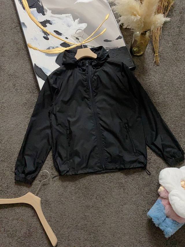 防晒服 街 春夏 Ss 经典三条纹饰纹Logo款防晒外套 定制贵柜品质科技感尼龙面料，超薄又有挺度，透气舒适，后幅经典三条纹织带设计，3M硅胶Logo压花一眼就
