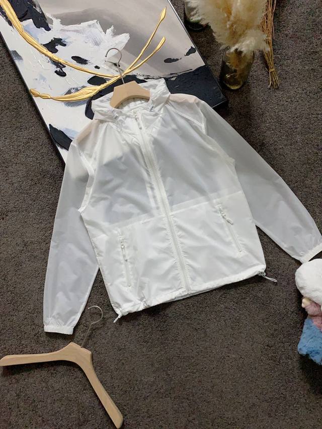 防晒服 街 春夏 Ss 经典三条纹饰纹Logo款防晒外套 定制贵柜品质科技感尼龙面料，超薄又有挺度，透气舒适，后幅经典三条纹织带设计，3M硅胶Logo压花一眼就