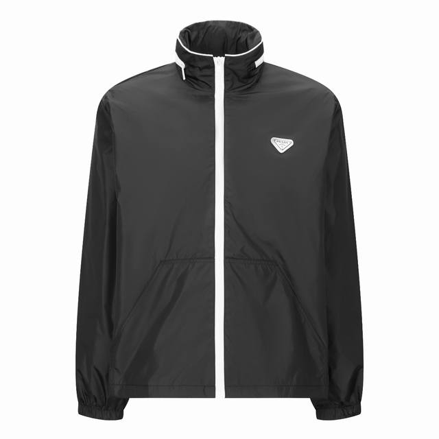 原版开发 顶级版本』 Prada 白拉链带帽风衣外套 面料：采用50支尼龙面料，面料后加工三防工艺，可防风，防水，防晒，面布为轻薄款面料布匹过胶后克重约为155