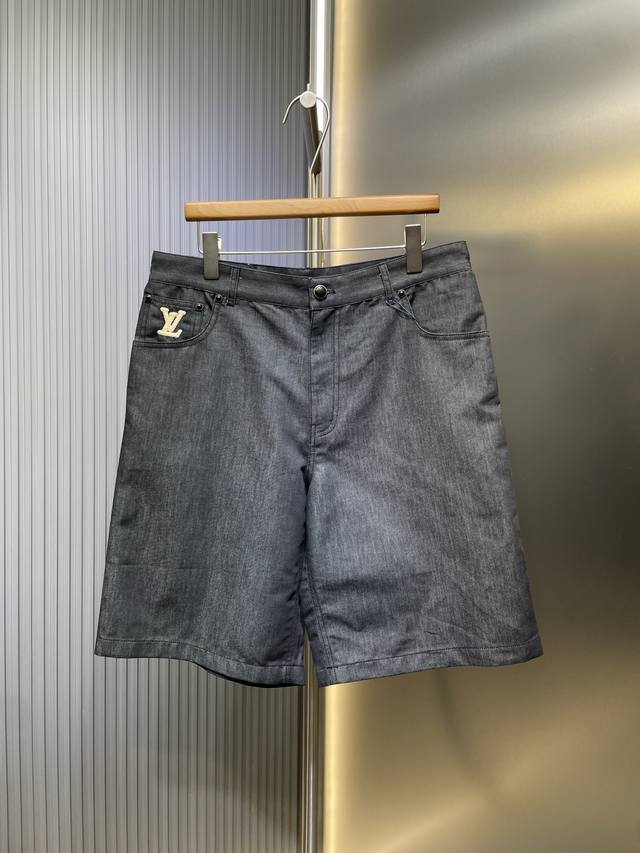 Lv路易 顶级原单 25Ss新款短裤选用清爽棉质青年布，烘托当季 Raffia 刺绣的诙谐意味。 字母和手写体标识分饰票袋和后袋，Der 正绒面革标签和珠光铆钉