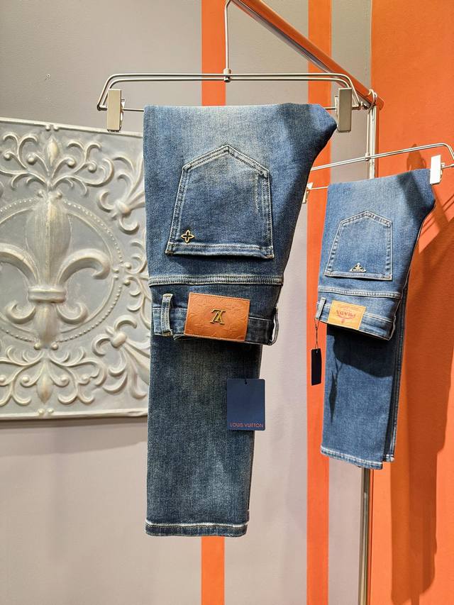 Lv 原单牛仔裤 2025新款原版牛仔裤 原版重工打造，品牌经典Logo设计，三标齐全！原版五金辅料。专柜定制牛仔面料，完全对版专柜，欢迎专柜试穿后再购买，好货