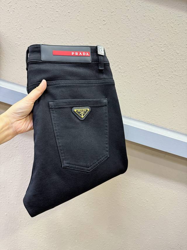 Prada 普拉达 原单牛仔裤 2025新款原版牛仔裤 原版重工打造，品牌经典Logo设计，三标齐全！原版五金辅料。专柜定制牛仔面料，完全对版专柜，欢迎专柜试穿