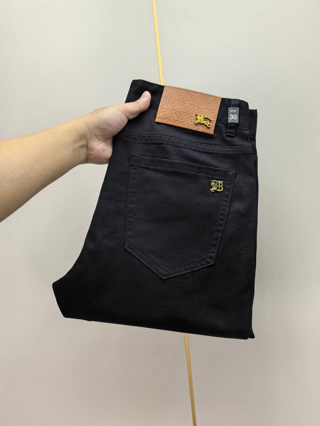 巴宝莉。2025春夏最新推出男士牛仔裤新品！重工水洗牛仔面料，定制面料和一般牛仔布料比起来，更加柔软舒适！超重工洗水工艺 双工艺洗水 整条裤子，手感舒适，细腻程