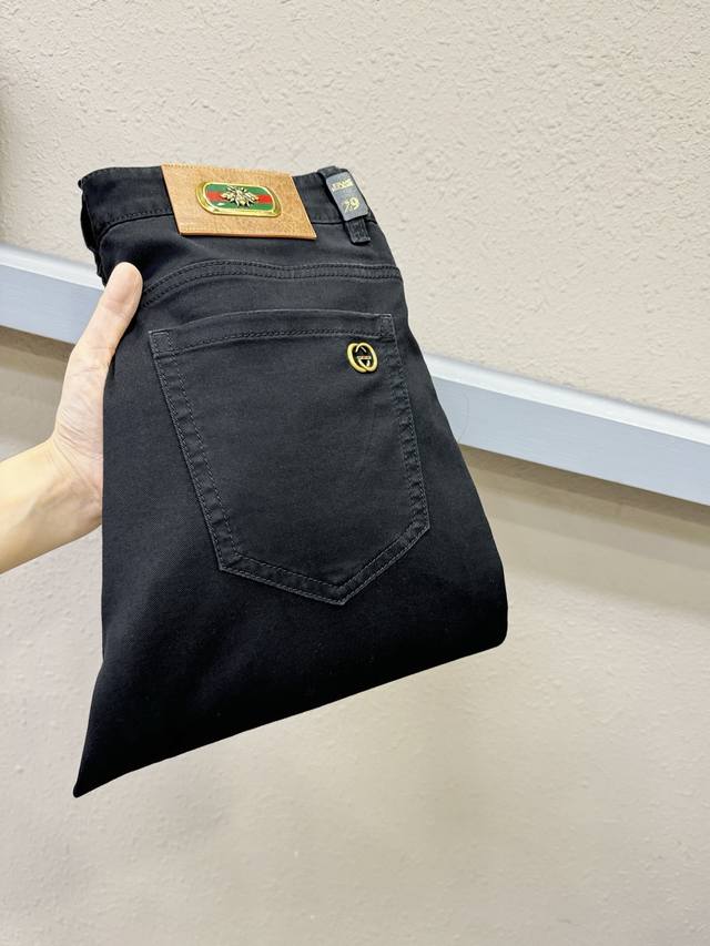 Gucci古奇 原单牛仔裤 2025新品，原版牛仔裤 原版重工打造，品牌经典Logo设计，三标齐全！原版五金辅料。专柜定制牛仔面料，完全对版专柜，欢迎专柜试穿后