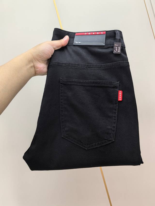 普拉达。2025春夏最新推出男士牛仔裤新品！重工水洗牛仔面料，定制面料和一般牛仔布料比起来，更加柔软舒适！超重工洗水工艺 双工艺洗水 整条裤子，手感舒适，细腻程