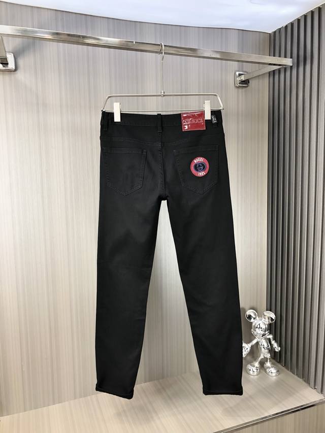 Gucci 古奇 2025春夏最新推出男士牛仔裤新品！重工水洗牛仔面料，定制面料和一般牛仔布料比起来，更加柔软舒适！超重工洗水工艺 双工艺洗水 整条裤子，手感舒