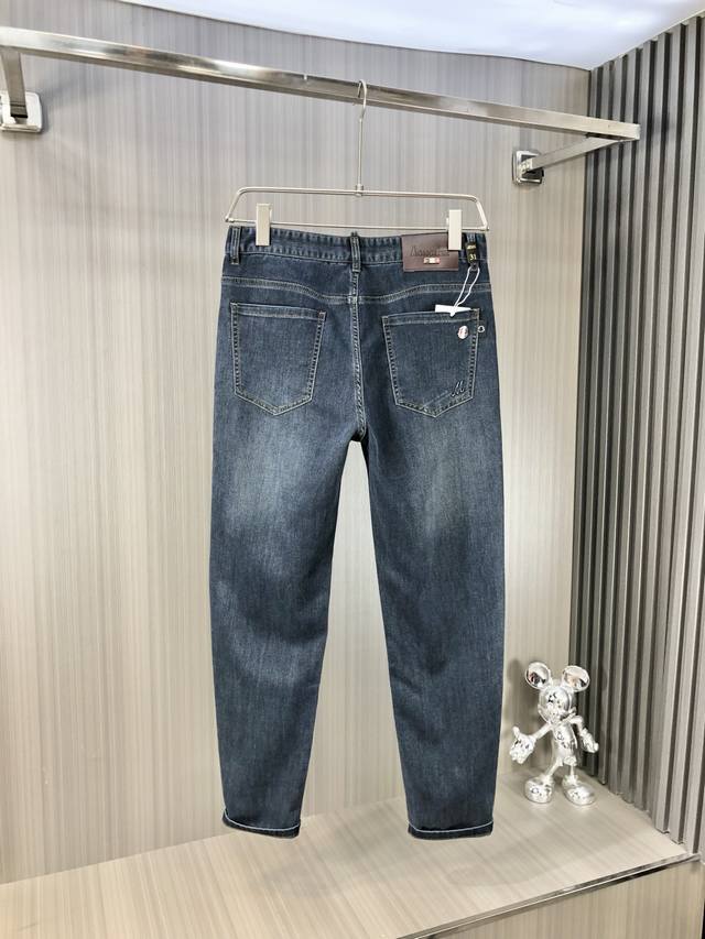 Moncler 蒙口 2025春夏最新推出男士牛仔裤新品！重工水洗牛仔面料，定制面料和一般牛仔布料比起来，更加柔软舒适！超重工洗水工艺 双工艺洗水 整条裤子，手