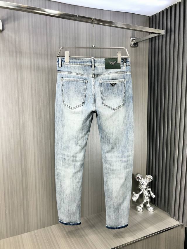 Prada 普拉达 2025春夏最新推出男士牛仔裤新品！重工水洗牛仔面料，定制面料和一般牛仔布料比起来，更加柔软舒适！超重工洗水工艺 双工艺洗水 整条裤子，手感