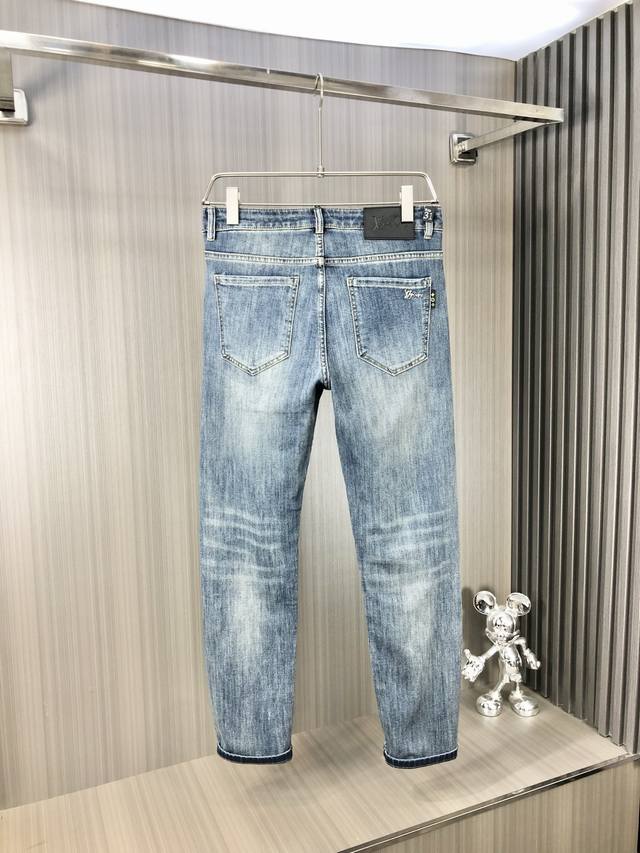 Lv 路易威登 2025春夏最新推出男士牛仔裤新品！重工水洗牛仔面料，定制面料和一般牛仔布料比起来，更加柔软舒适！超重工洗水工艺 双工艺洗水 整条裤子，手感舒适