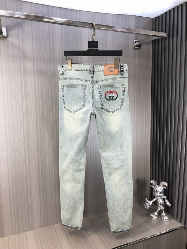 Gucci 古奇 2025春夏最新推出男士牛仔裤新品！重工水洗牛仔面料，定制面料和一般牛仔布料比起来，更加柔软舒适！超重工洗水工艺 双工艺洗水 整条裤子，手感舒