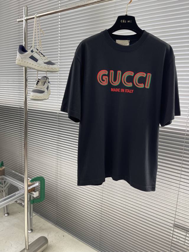 Gucc 2025春夏新款圆领T恤 最新款短袖圆领T恤 高端订制 设计前卫时尚 品牌Logo重工艺设计 高端定制原版面料 手感柔软 上身穿着舒适 专柜级别精致车