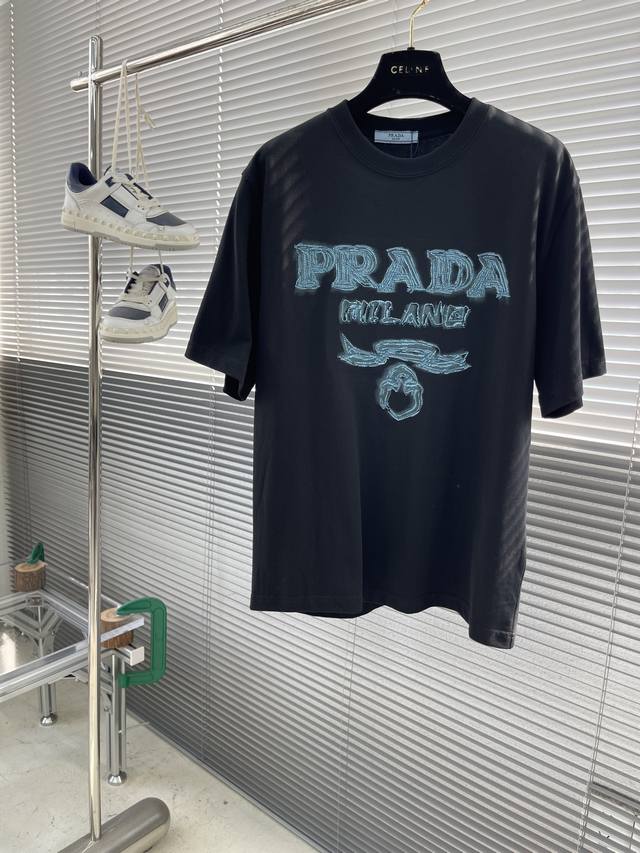 Prad 2025春夏新款圆领 最新款短袖圆领T恤 高端订制 设计前卫时尚 品牌Logo重工艺设计 高端定制原版面料 手感柔软 上身穿着舒适 专柜级别精致车线