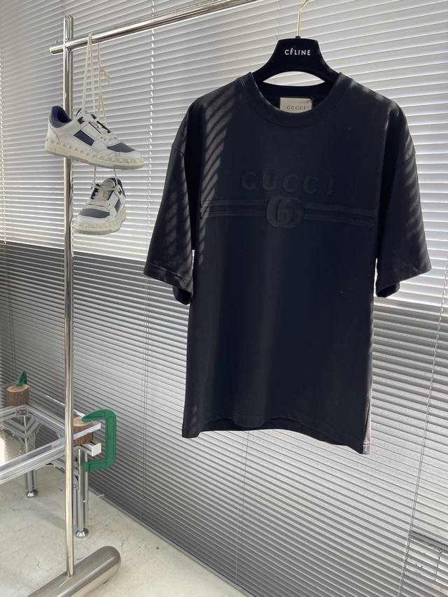 Gucc 2025春夏新款圆领 首发专柜最新款短袖圆领T恤 高端订制 设计前卫时尚 品牌Logo重工艺设计 高端定制原版面料 手感柔软 上身穿着舒适 专柜级别精