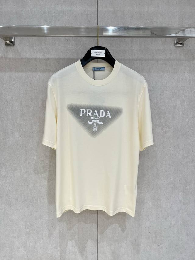 B23-Prada# 2025春夏新款圆领 首发专柜最新款短袖圆领T恤 高端订制 设计前卫时尚 品牌Logo重工艺设计 高端定制原版面料 手感柔软 上身穿着舒适