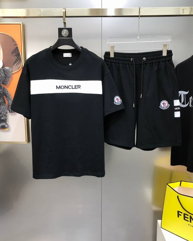 M*Ncler 蒙口2025春夏新款原单男士休闲套装 短袖短裤 整套售卖不拆官网同步售卖 大爆款 高版本 时尚百搭 拼色立体刺绣字母Logo绣布标设计 采用原版