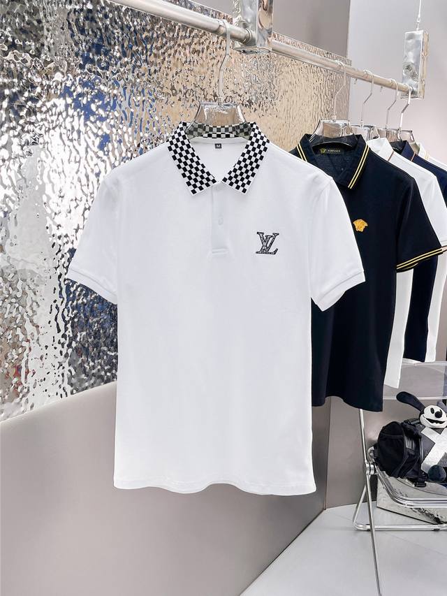 Lv 2025Ss夏季新款字母Logo男士翻领Polo衫！经典商务男款，高端男装的天花板级别的商务男款！简约时尚大气不失优雅，单穿内搭体面过人，品质控 细节控的