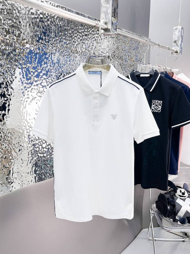 普拉达 2025Ss夏季新款字母Logo男士翻领Polo衫！经典商务男款，高端男装的天花板级别的商务男款！简约时尚大气不失优雅，单穿内搭体面过人，品质控 细节控