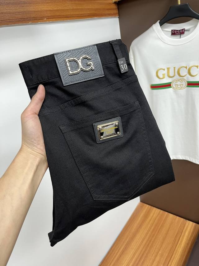 Dg 2025夏季新品 欧洲站男士商务休闲牛仔裤 当商务遇上休闲，当经典碰撞时尚，2025年春季，我们为您带来全新欧洲站男士商务休闲牛仔裤！ 精选高品质面料，柔