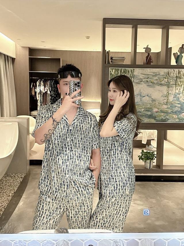 迪奥 情侣款 2025夏季新款 家居服 睡衣 套装，专柜定制冰丝面料 透气舒适度高，细节无可挑剔，品牌元素设计理念，体现高品质。手感细腻柔软！呈现休闲裁剪，上身