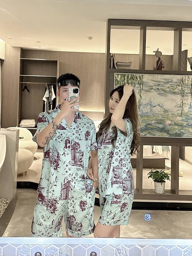 Lv 情侣款 2025夏季新款 家居服 睡衣 套装，专柜定制冰丝面料 透气舒适度高，细节无可挑剔，品牌元素设计理念，体现高品质。手感细腻柔软！呈现休闲裁剪，上身