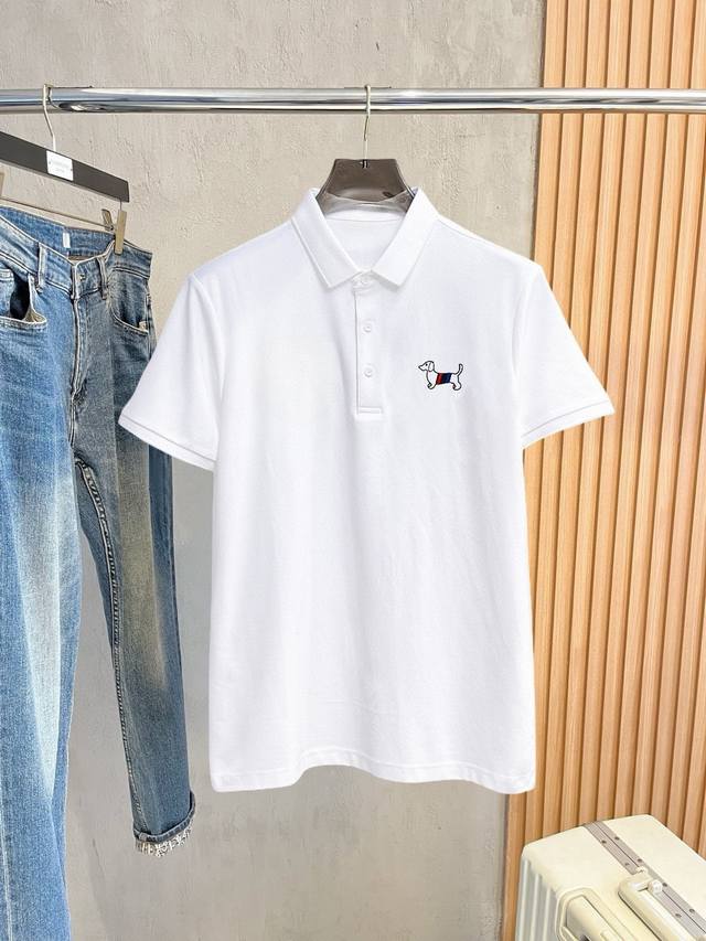 Tb 小刺绣 2025夏季男士新款翻领短袖Polo衫，定制面料 透气舒适度高，细节无可挑剔，品牌元素设计理念，体现高品质。手感细腻柔软！呈现休闲裁剪，上身版型超