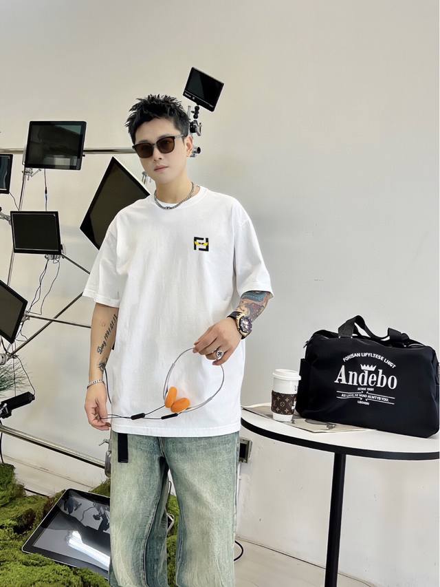芬迪 2630Ss新款短袖T恤，定制进口原版丝光面料！经典Logo设计，简单大方得体 时尚不失个性 上身休闲随性 内搭单穿皆可 彰显大牌气质。尺码：M～3Xl
