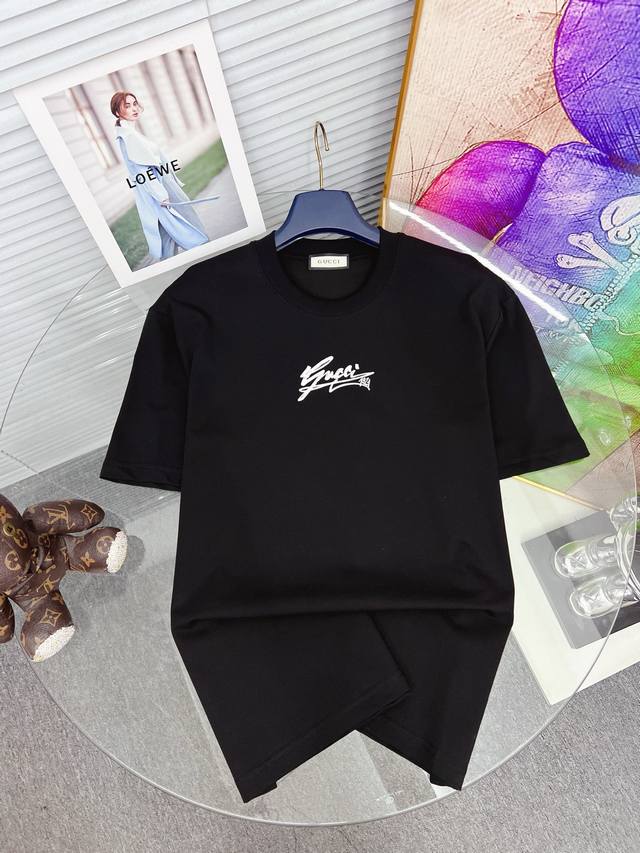 Gucci 古奇 2025Ss新款三花标识印花短袖T恤，定制精梳双纱棉面料.手感柔软.穿着舒适.吸汗透气！时尚潮味十足！专柜级别精致车线.做工精细.上身效果无敌