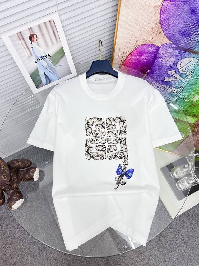 纪梵希 2025Ss新款三花标识印花短袖T恤，定制精梳双纱棉面料.手感柔软.穿着舒适.吸汗透气！时尚潮味十足！专柜级别精致车线.做工精细.上身效果无敌帅气！型男