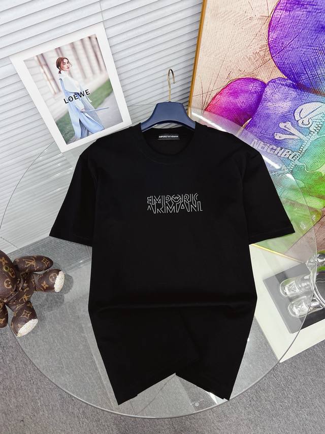 Armani 阿玛尼 2025Ss新款三花标识印花短袖T恤，定制精梳双纱棉面料.手感柔软.穿着舒适.吸汗透气！时尚潮味十足！专柜级别精致车线.做工精细.上身效果