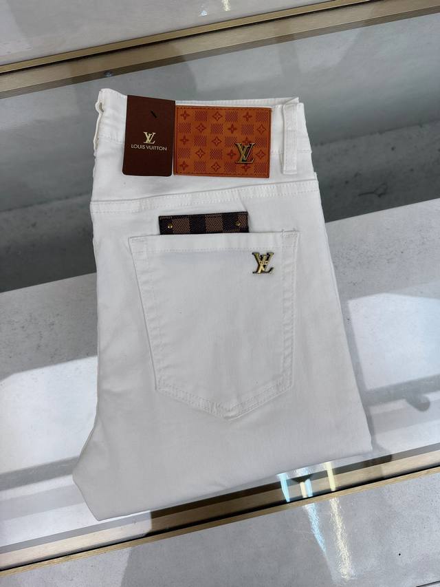 Lv 2025春夏新款现货上市，原单爆款牛仔裤超级定制款，原版五金，超级重工工艺，版型超赞细节做工无可挑剔！款式不挑人，特别高档，好货不等人，看中赶紧下手，尺码
