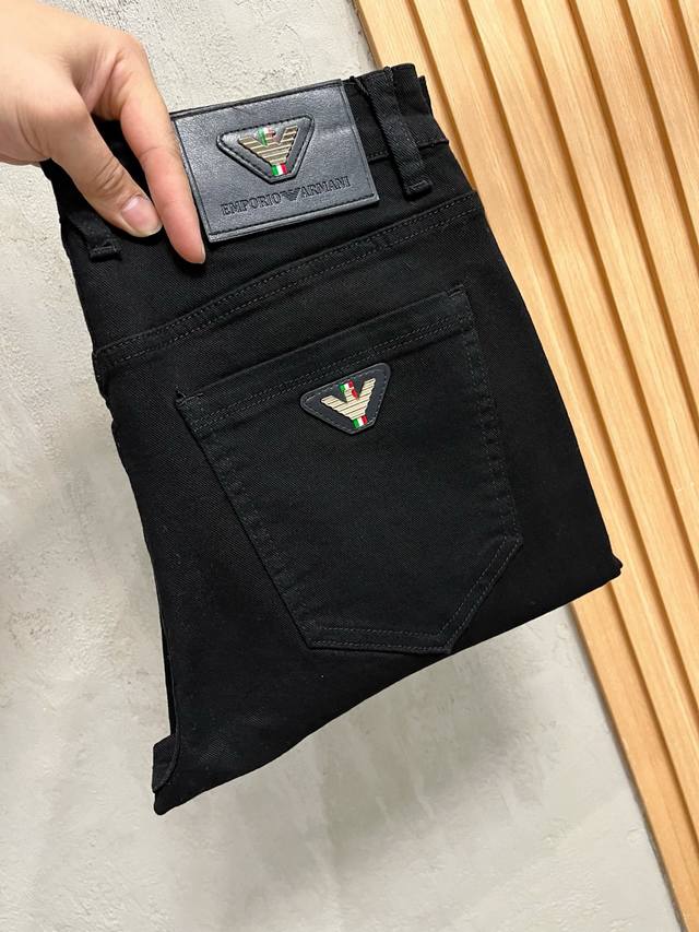 阿玛尼 新款上市现货 2025新款现货上市，原单爆款牛仔裤超级定制款，原版五金，超级重工工艺，版型超赞细节做工无可挑剔！款式不挑人，特别高档，好货不等人，看中赶