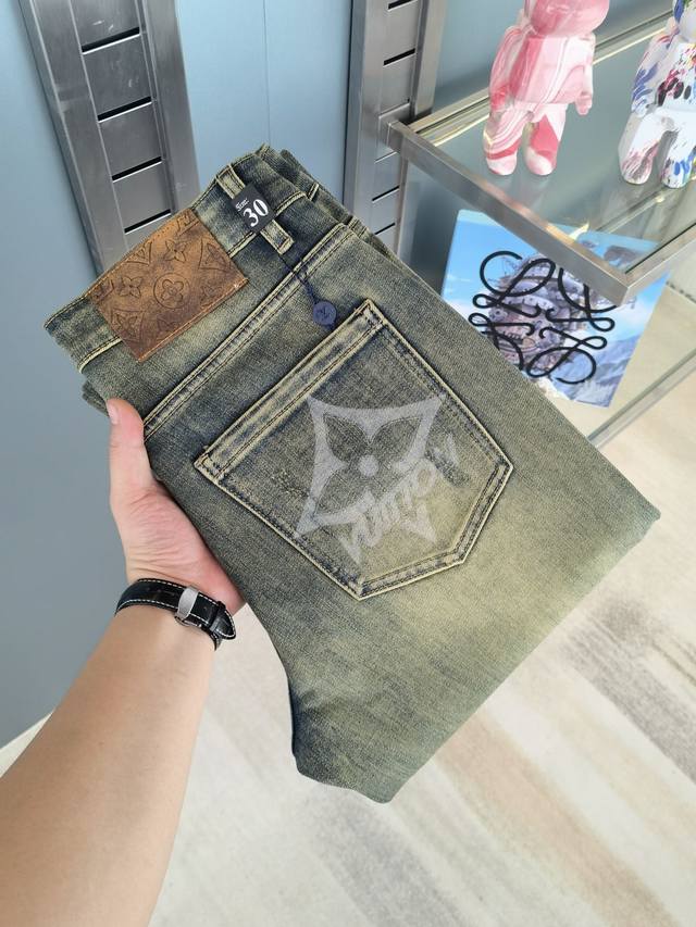Lv 2025新款现货上市，原单爆款牛仔裤超级定制款，原版五金，超级重工工艺，版型超赞细节做工无可挑剔！款式不挑人，特别高档，好货不等人，看中赶紧下手，尺码：2