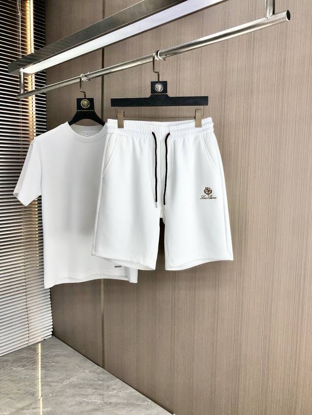 Lp2550春夏专柜新款休闲套装！高端推荐！定制欧棉材质 超柔软亲肤触感！胸前精致品牌Logo点缀 剪裁属于修身版型 绝对挺括帅气的合体型！从锁针可以看出 绝对