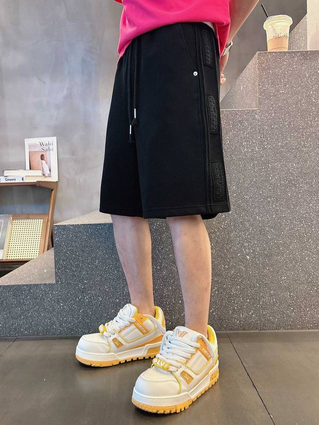 Balenciaga 顶级货品 2025夏季新款休闲短裤！品牌经典Logo休闲裤 ，定制面料，舒适度极好，手触感强烈。辨识度极高，完美品相工艺。 尺码：M-3X