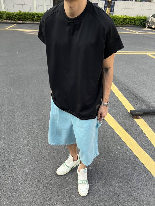 Y-3夏季新款坎肩廓形无袖T恤！ 这款无袖T恤的廓形超有个性，宽松的版型简直是万能钥匙，轻松适配各种风格和身材，穿着舒适又自在，还带着一种随性的高级感。 夏天穿