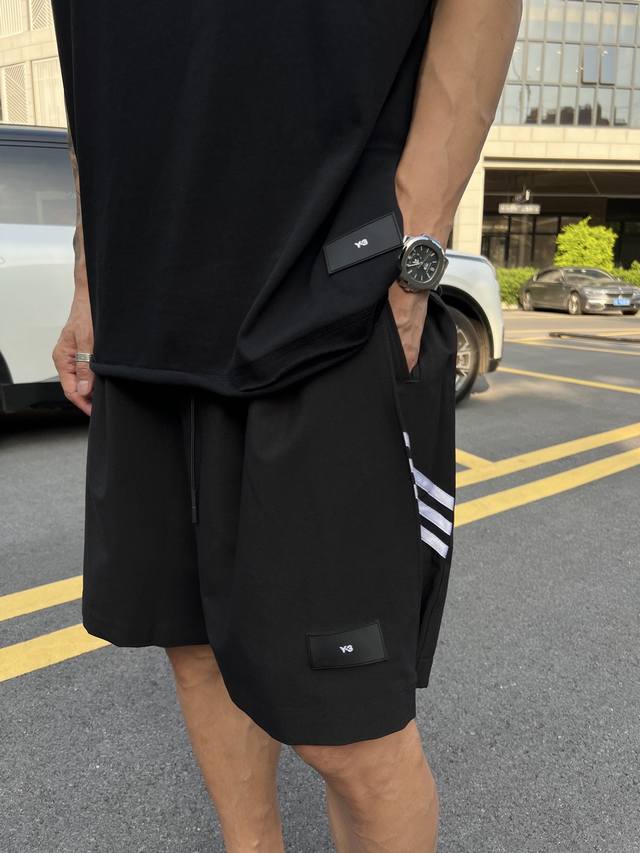 Y 3山本耀司 ：爆款来袭、休闲短裤，设计师订单品牌面料，极致贴身体感，打造充满个性的街头款式 ，侧边暗褶隐藏似经典标识三道杠，凸显品牌辨识度 高街时尚休闲风妥