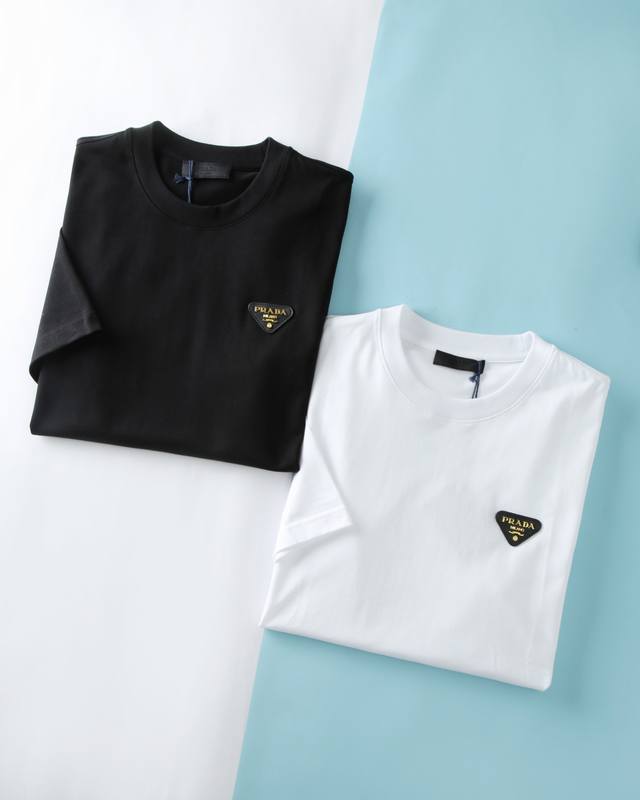 Pa*拉 25Ss春夏新款平纹针织棉布基础圆领短Tee，男士胸前金属字母三角皮标装饰休闲套头短袖T恤衫！贸易公司渠道稀出，领先官网发售！P家新款T恤以其精湛的面