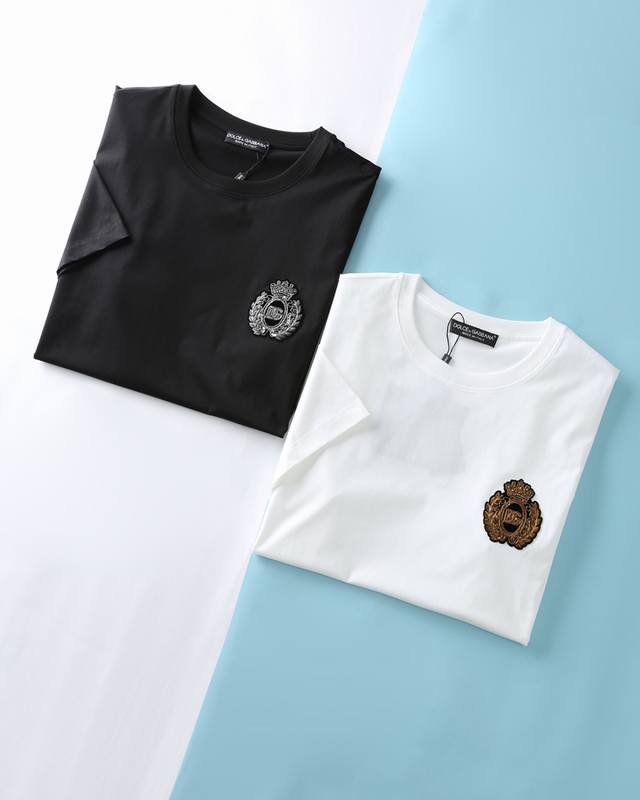 Dol杜*班纳 25Ss夏季新款高支丝光棉圆领短Tee，男士胸前Dg皇冠印度丝徽章装饰时尚休闲短袖T恤衫！贸易公司渠道稀出，同步Gw发售！Dg最具代表性的经典T