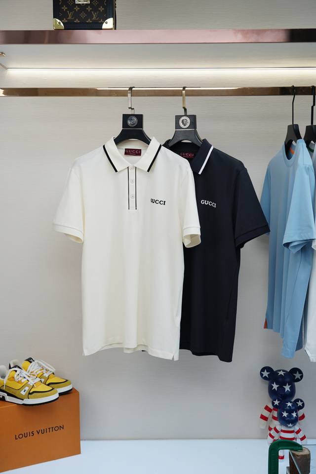 古奇。25早春新款Polo衫 Cucc撞色男士翻领 Polo衫 精选定制 Pique中珠面料，干爽及更耐洗 有非常好的透气性和透湿性 手感柔软 弹性与垂感颇佳